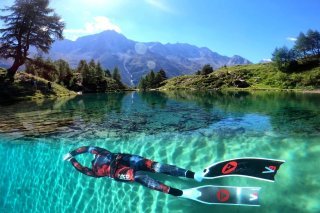 Le Valaisan pratique l'apnée en piscine mais aussi dans toutes sortes de lacs